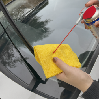 💦 <strong>Nur einmal sprühen – so werden deine Scheibenwischer wieder wie neu! 🚗✨</strong>