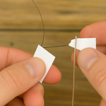 🪡✨ Geniale Methode, um eine Nadel <em>mühelos</em> einzufädeln – selbst bei schlechter Sicht! 👀💡