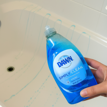 <strong>7 GENIALE DUSCH-REINIGUNGSTRICKS, DIE DU KENNEN SOLLTEST 🚿✨</strong>