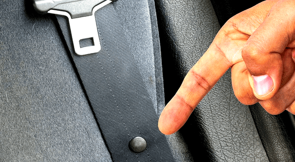 Warum befindet sich ein kleiner Knopf am Sicherheitsgurt? 🤯🚗🔒