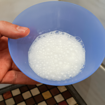 <strong>Schimmel auf Silikonfugen mühelos entfernen – mit DIESEM einfachen Hausmittel 🧽✨</strong>