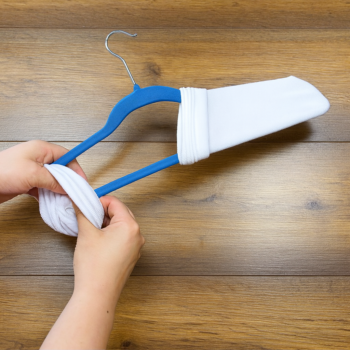 🧹 Omas Genialer Kleiderbügel-Hack: So Reinigen Sie Schwer Erreichbare Stellen für Immer! 🤯✨
