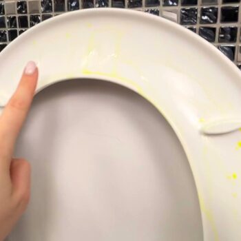 <strong>Einfache Methode, um gelbe Flecken vom WC-Sitz zu entfernen</strong> 🚽✨